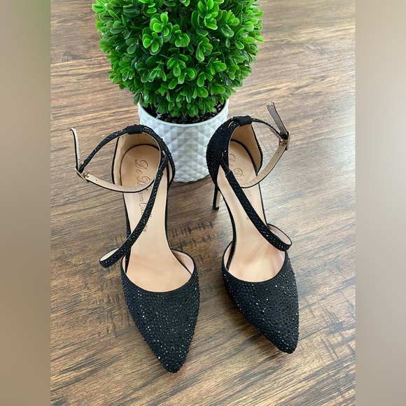 The Blossom Collection Ankle Strap Pointed Toe Heel. Size 5.5 - Picture 6 of 12